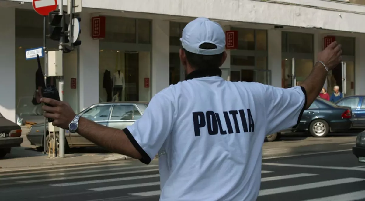 S-a urcat drogat la volan şi a lovit un om şi patru maşini