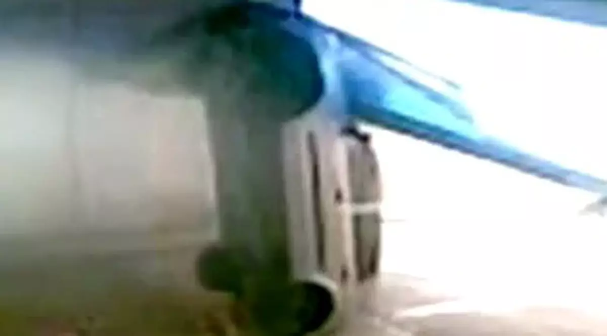 Incredibil! O femeie a ridicat o maşină... pe două roţi / Video