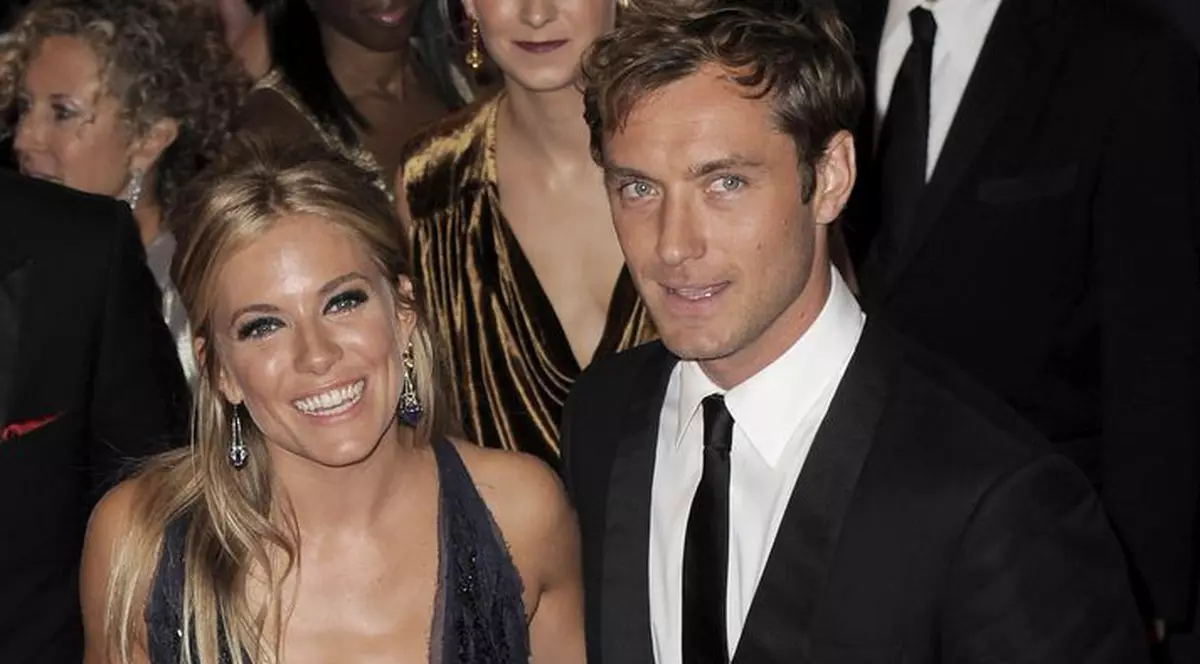 Jude Law: "Sunt foarte fericit că m-am împăcat cu Sienna Miller"