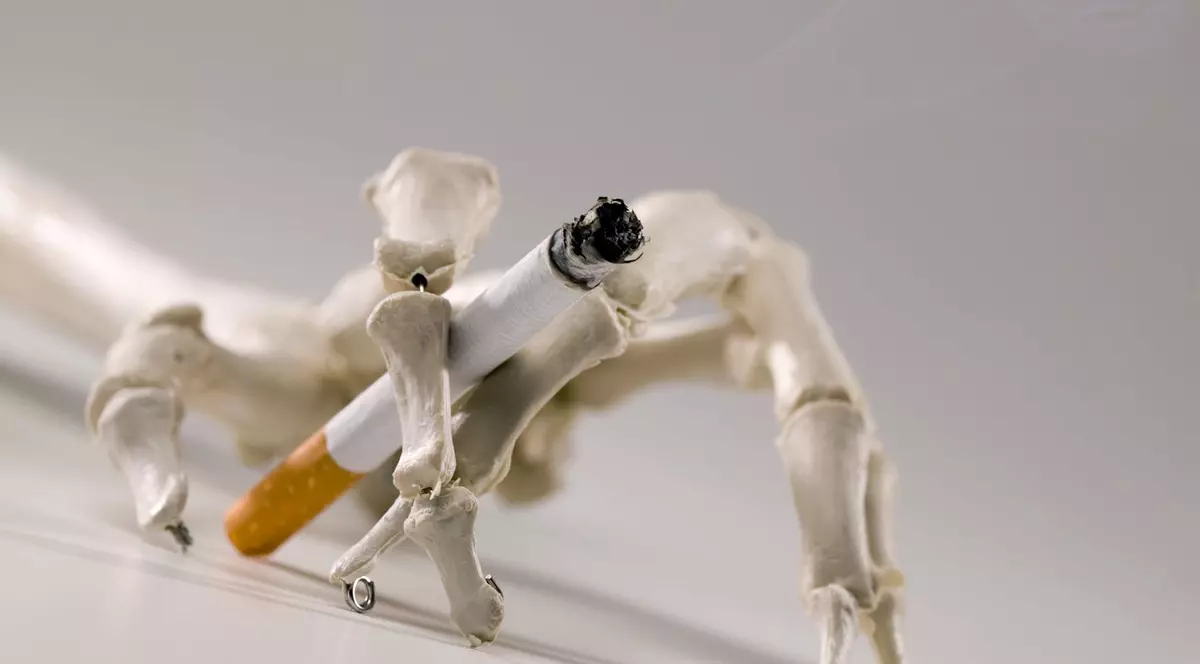 A adormit cu ţigara în mână şi a murit asfixiat