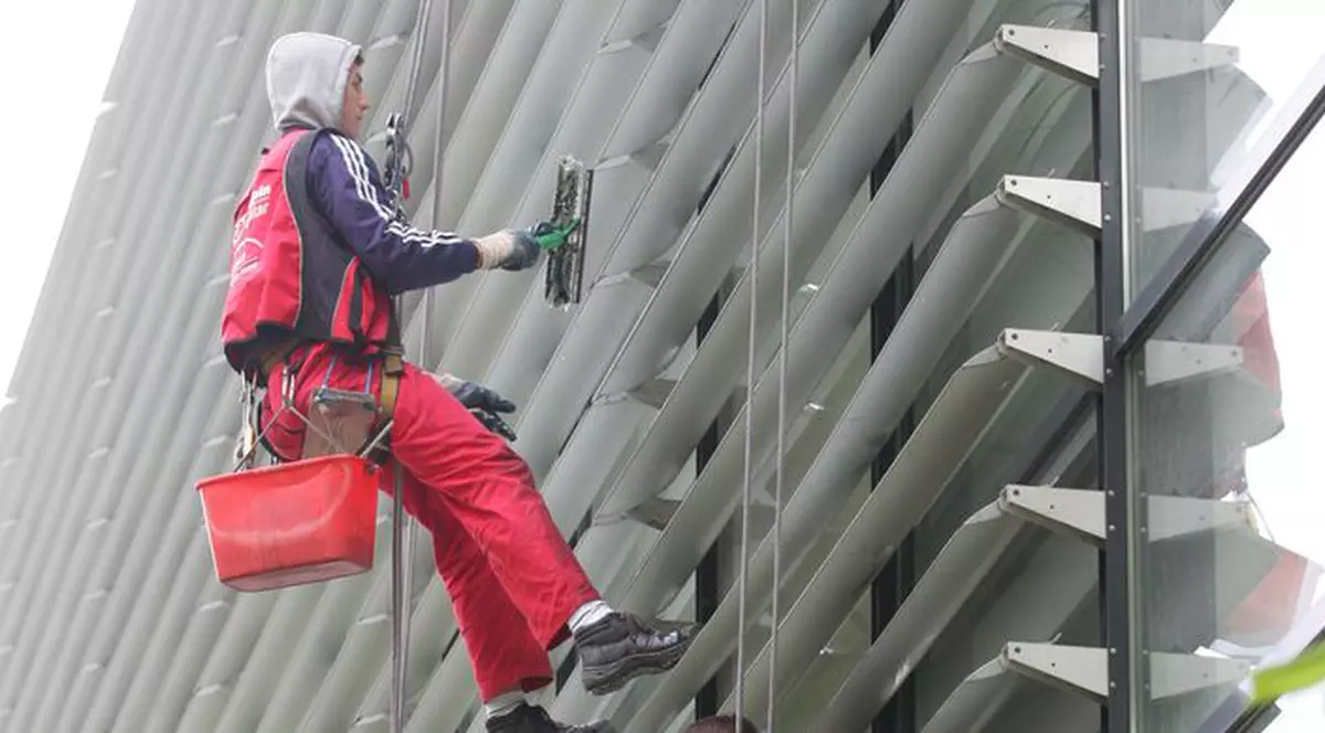 A căzut în gol de la 25 de metri