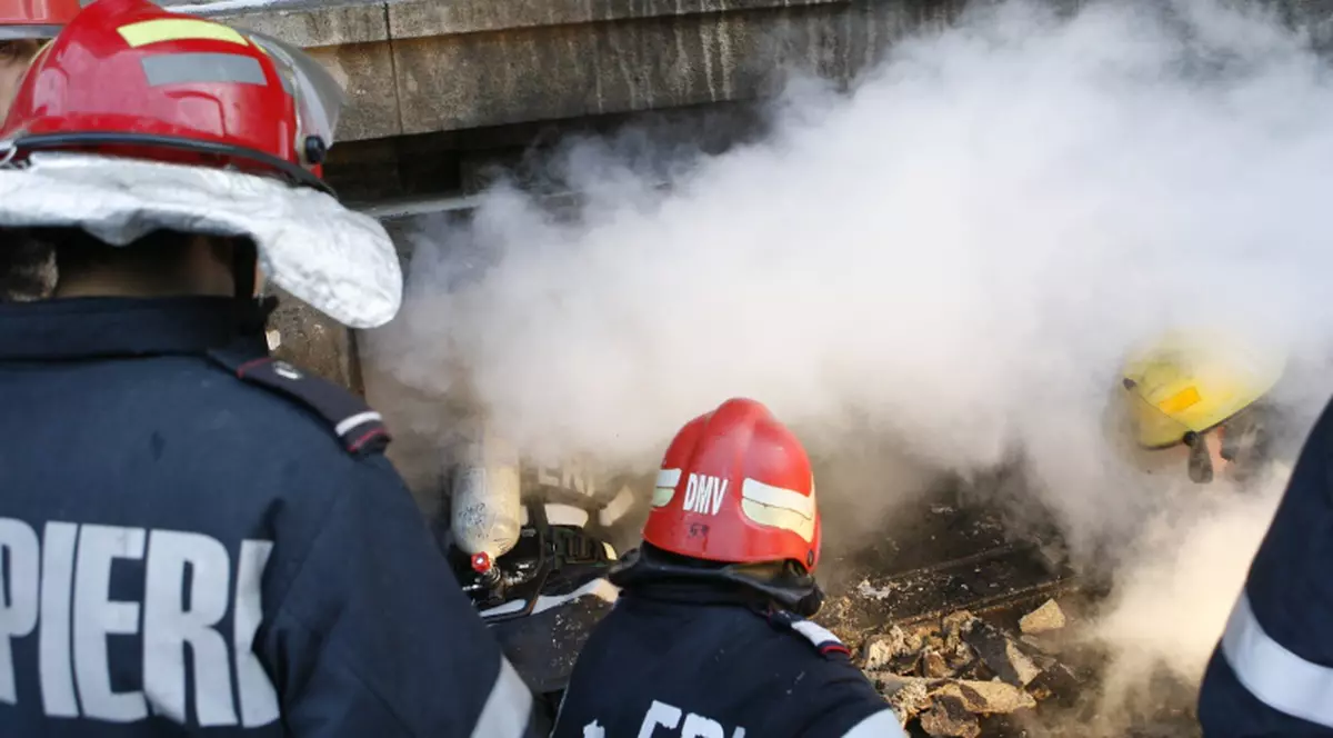 O persoană a murit şi alte două au fost rănite într-un incendiu, în Bucureşti 