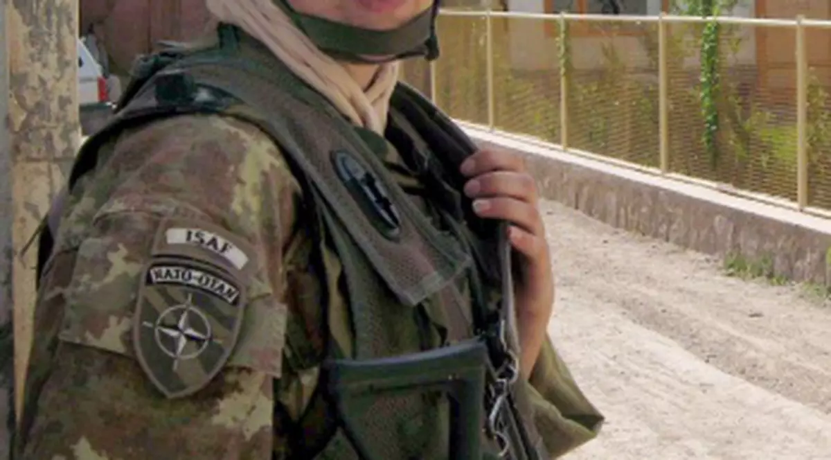 Femeile soldat, rugate să aibă prezervative pe front