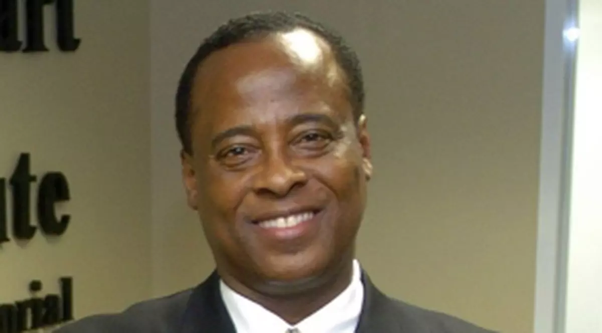 Conrad Murray a salvat o viaţă în timpul unei călătorii cu avionul