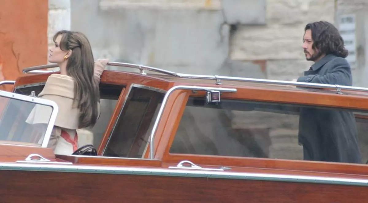 Angelina Jolie şi Johnny Depp se înţeleg ca şoarecele şi pisica