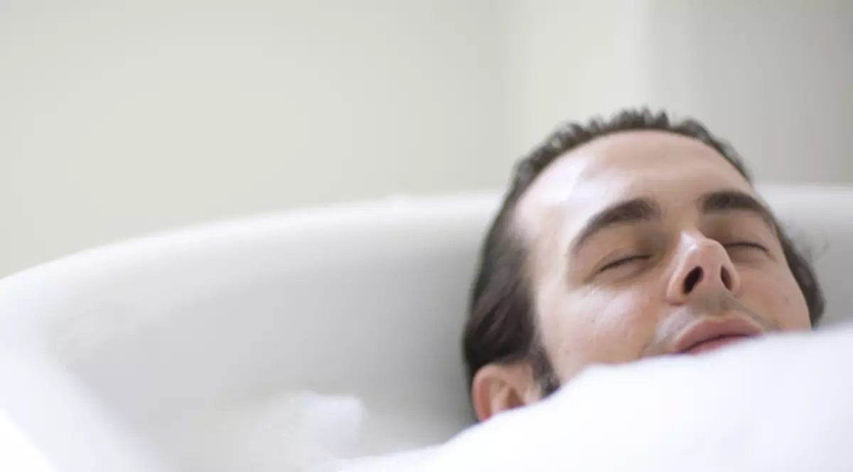 S-a trezit cu un tânăr beat şi gol-puşcă în cadă