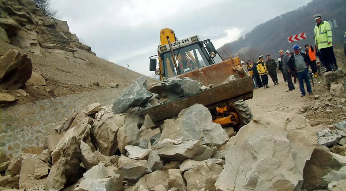 Transfăgărăşanul, blocat în Sibiu din cauza căderilor de pietre de pe versanţi