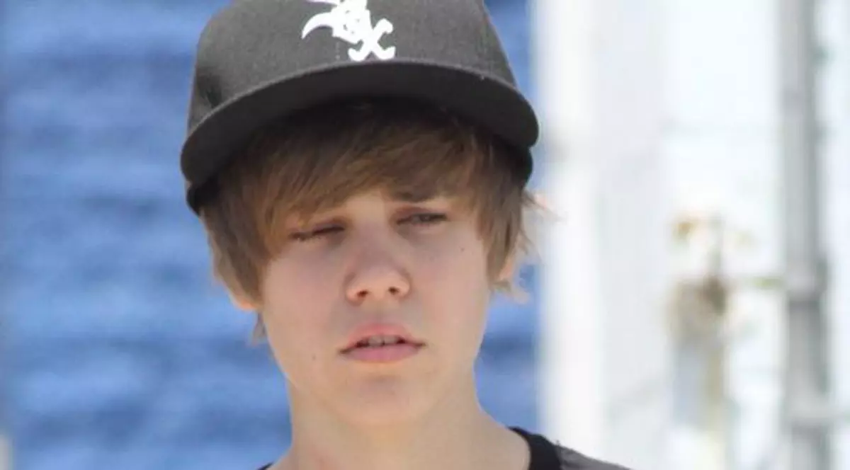 Justin Bieber şi-a tatuat o păsărică