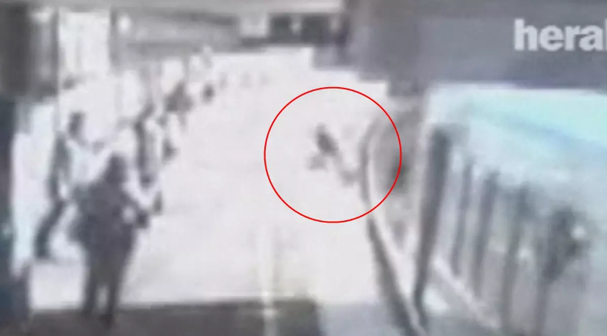 Un copil a supravieţuit după ce căruciorul în care se afla a fost lovit de tren