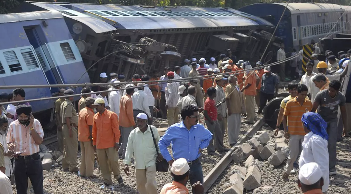 Cel puţin 65 de morţi, după deraierea unui tren în India 