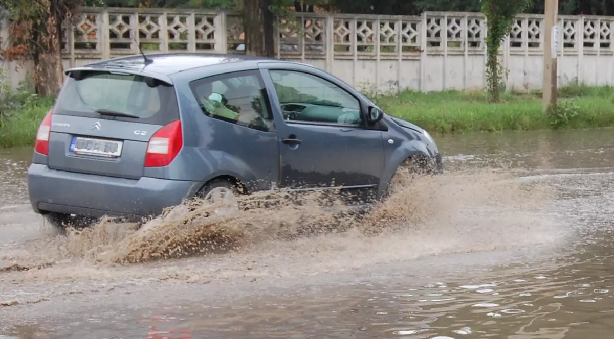 Trafic rutier blocat la intrarea în Târgovişte, din cauza inundaţiilor