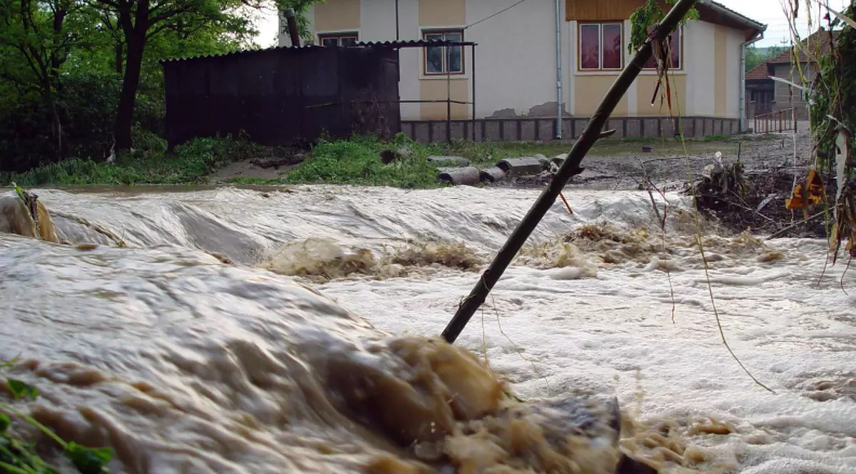 Tragedie în Sălaj! Un copil a murit după ce a fost luat de viitură, chiar sub ochii mamei
