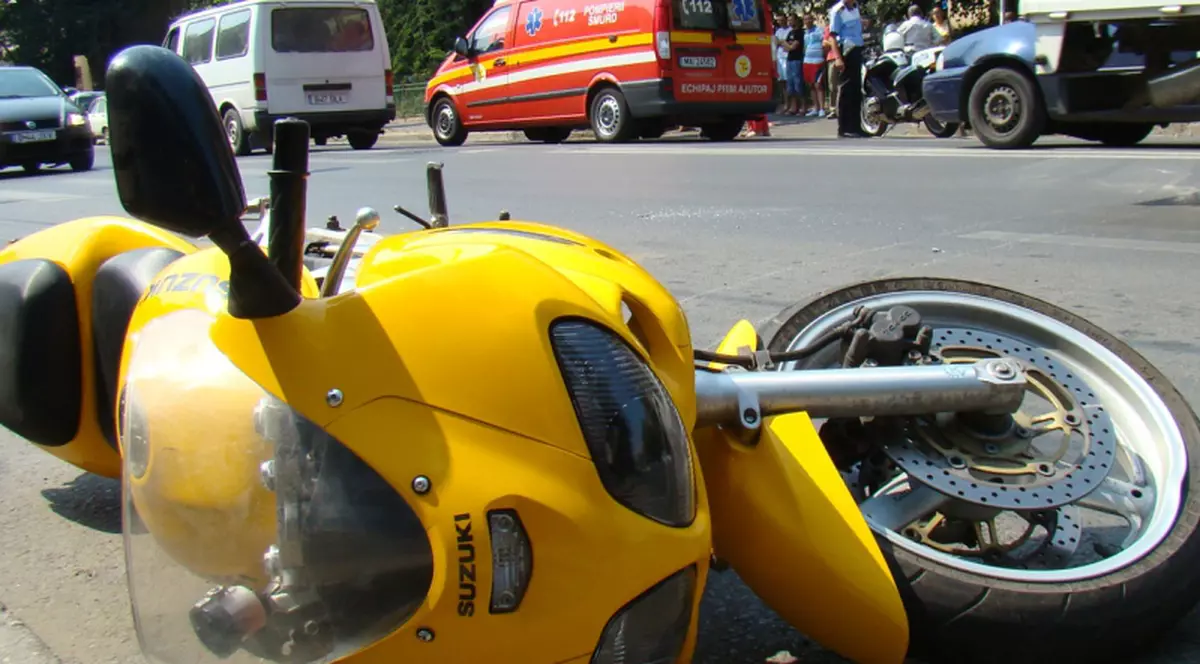 Un orădean a murit după ce a intrat cu motocicleta în spatele unei maşini 
