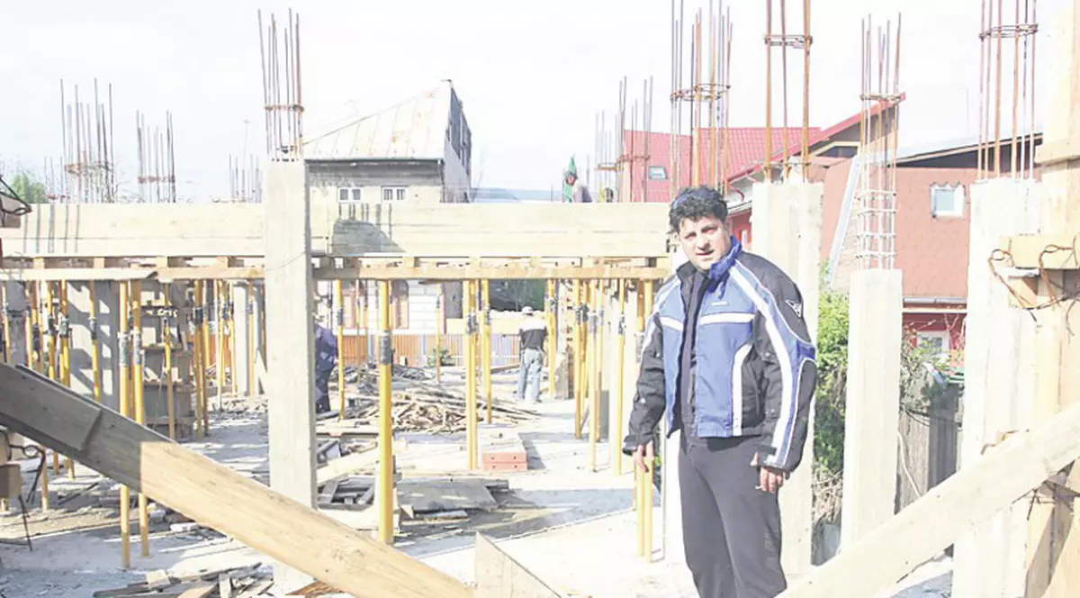 Tavi Colen creşte porumbei şi găini în centrul Capitalei