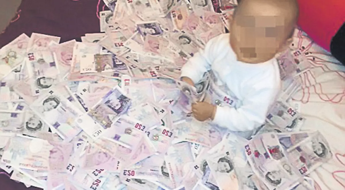 A furat 43.000 de lire şi înapoiază doar una