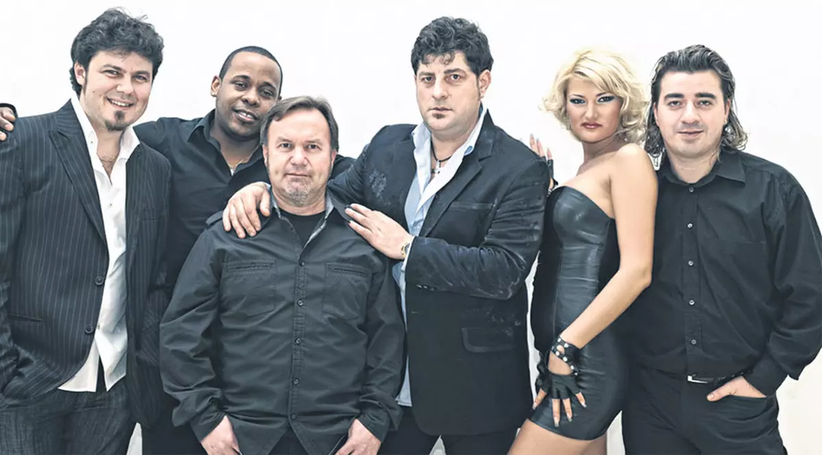 Tavi Colen cântă live cu trupa