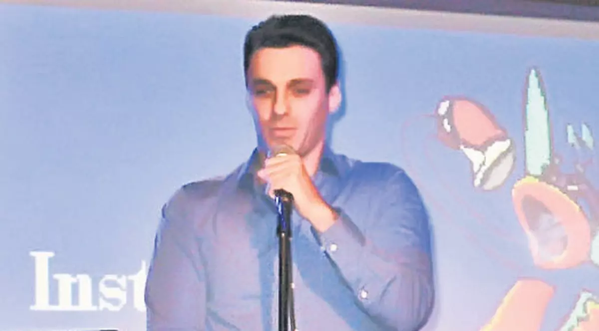 Mircea Badea face show la karaoke