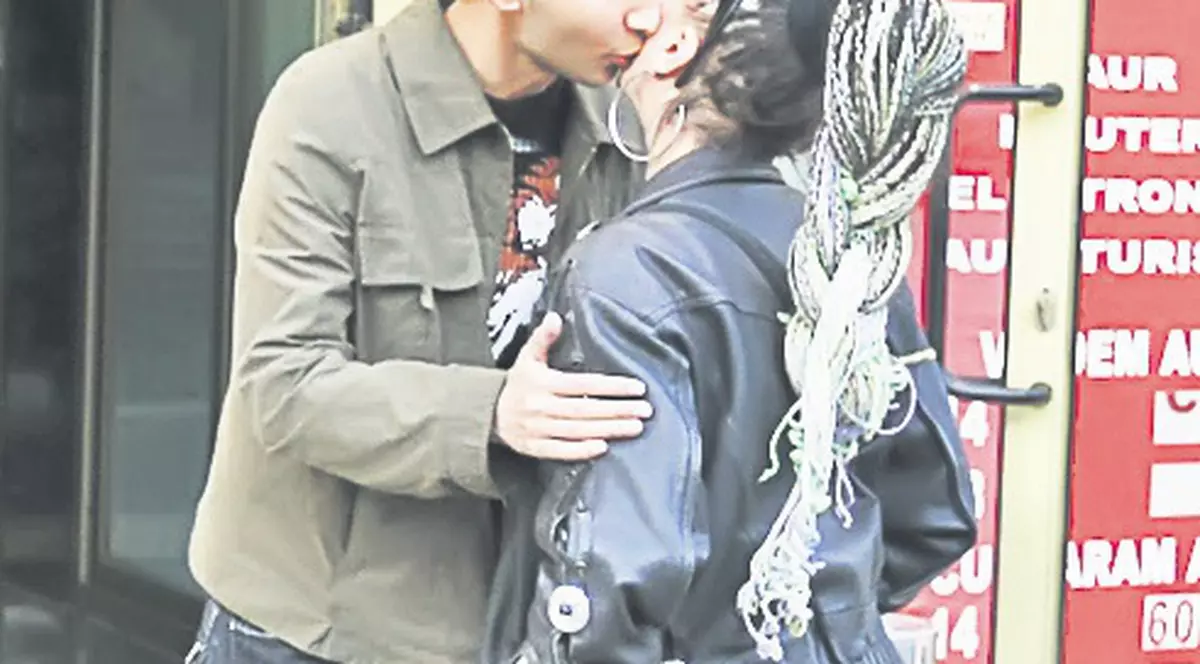 Fernando şi-a cumpărat cătuşe roz