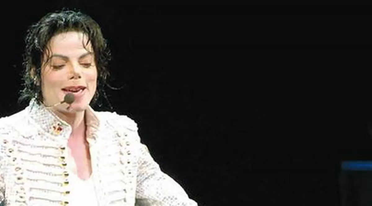 Michael locuieşte singur pe o insulă