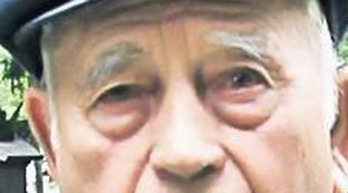 Se roagă la mormintele din Bellu