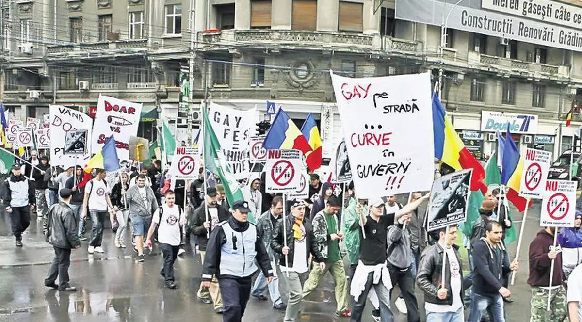 «Gay pe stradă, curve în Guvern»