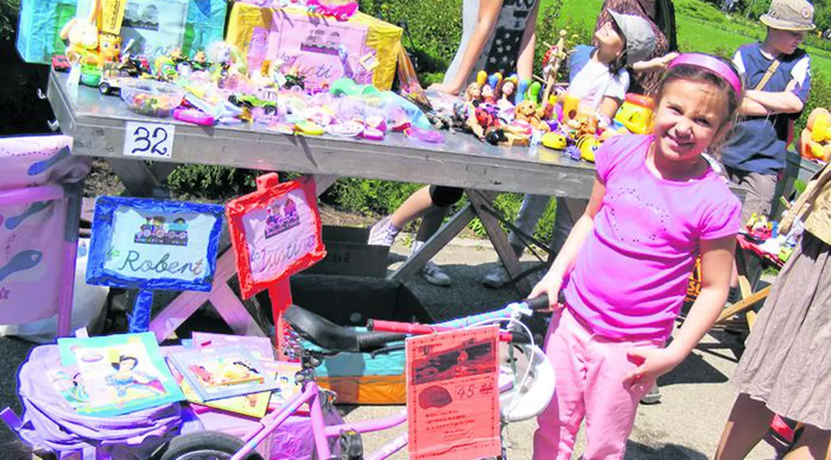 Îşi vând jucăriile ca să facă rost de bani
