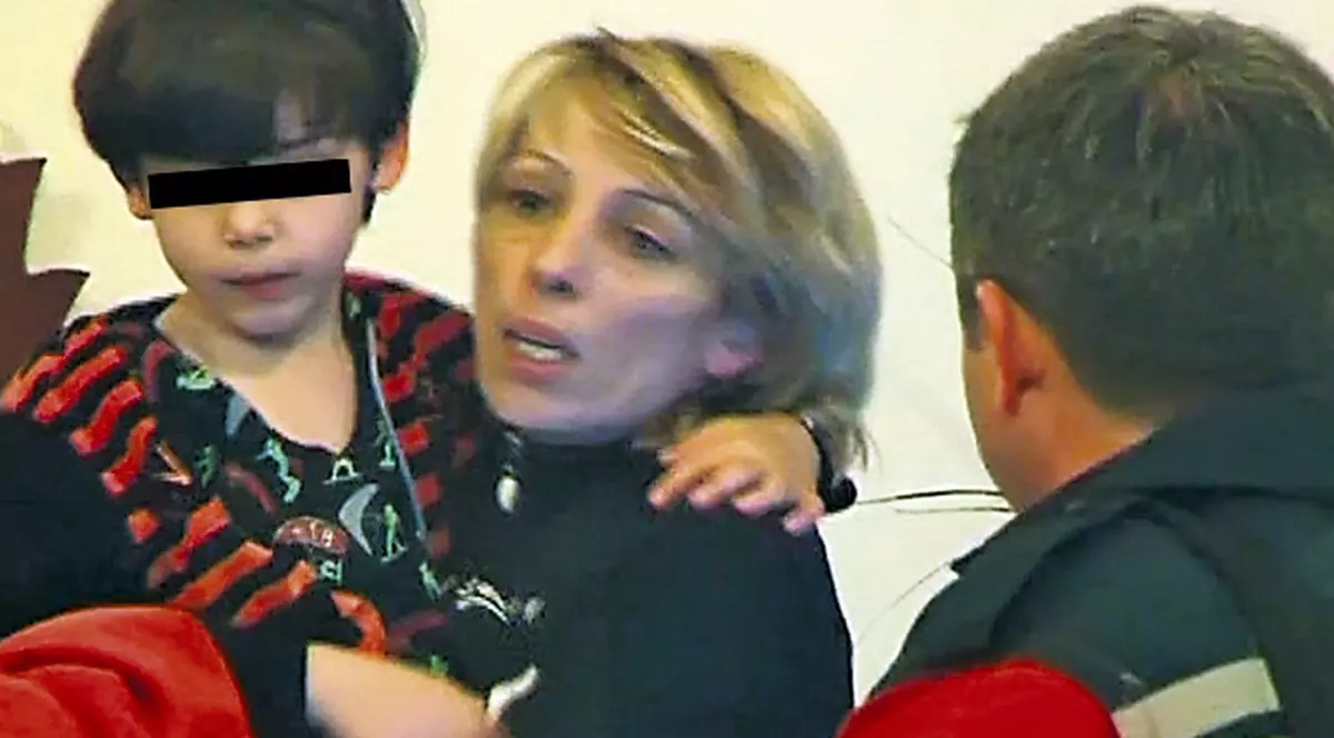 A vrut să-şi arunce copilul pe geam