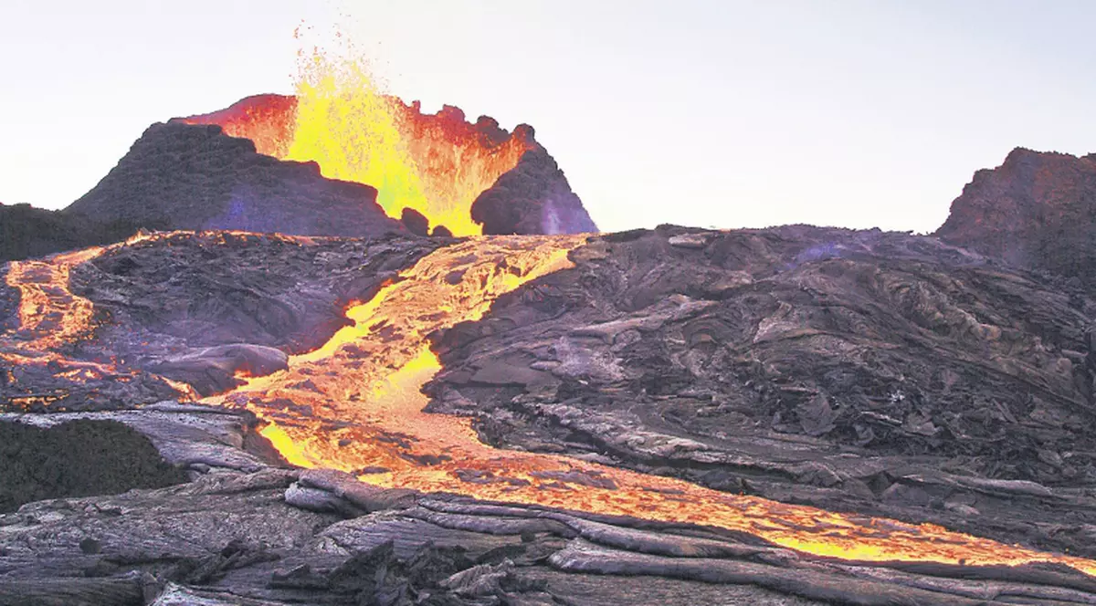 Au fugit din calea râului de lavă