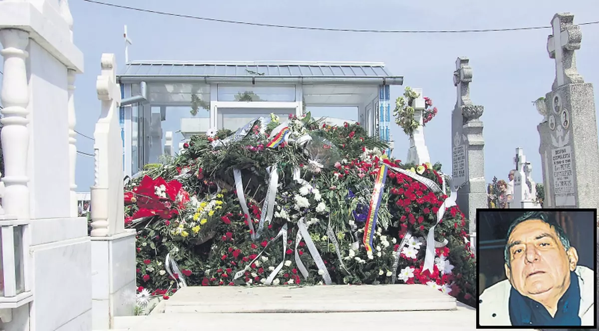 I-au acoperit mormântul cu flori