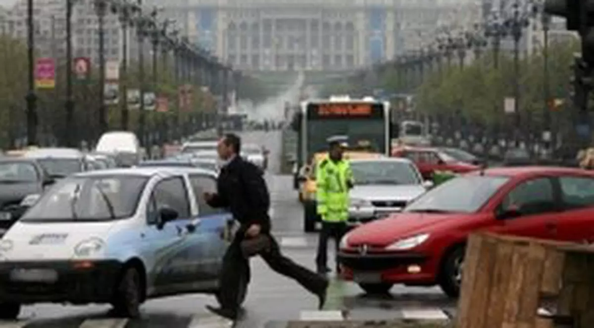 Circulaţia rutieră îngreunată în Capitală, peste 800.000 de maşini în trafic