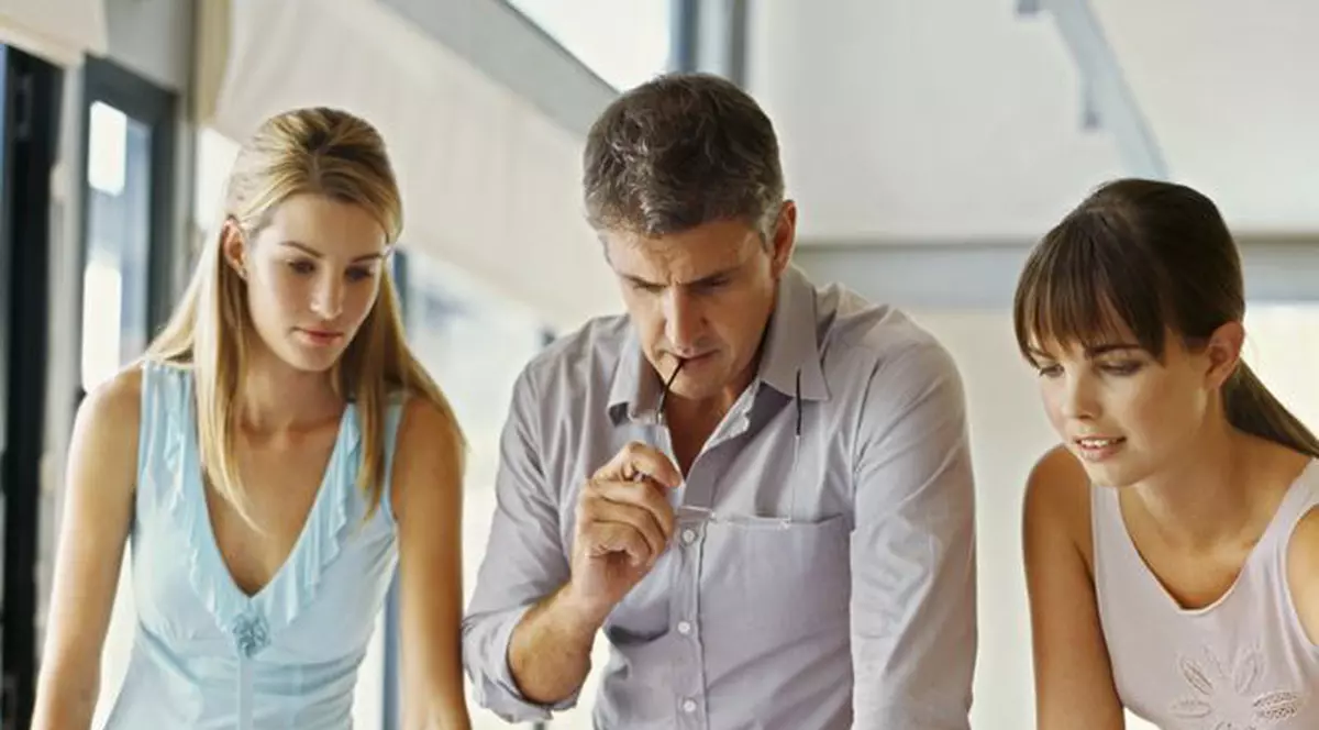 mai mulți bani angajaților care stau peste program