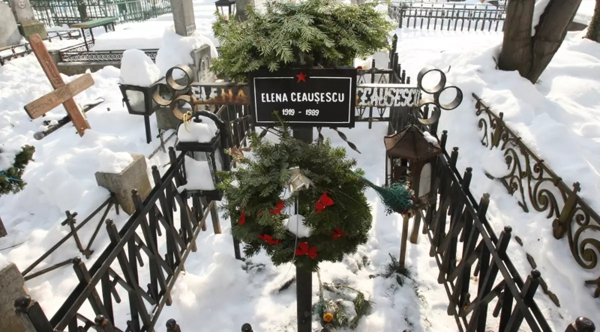 Nicolae şi Elena Ceauşescu vor fi deshumaţi