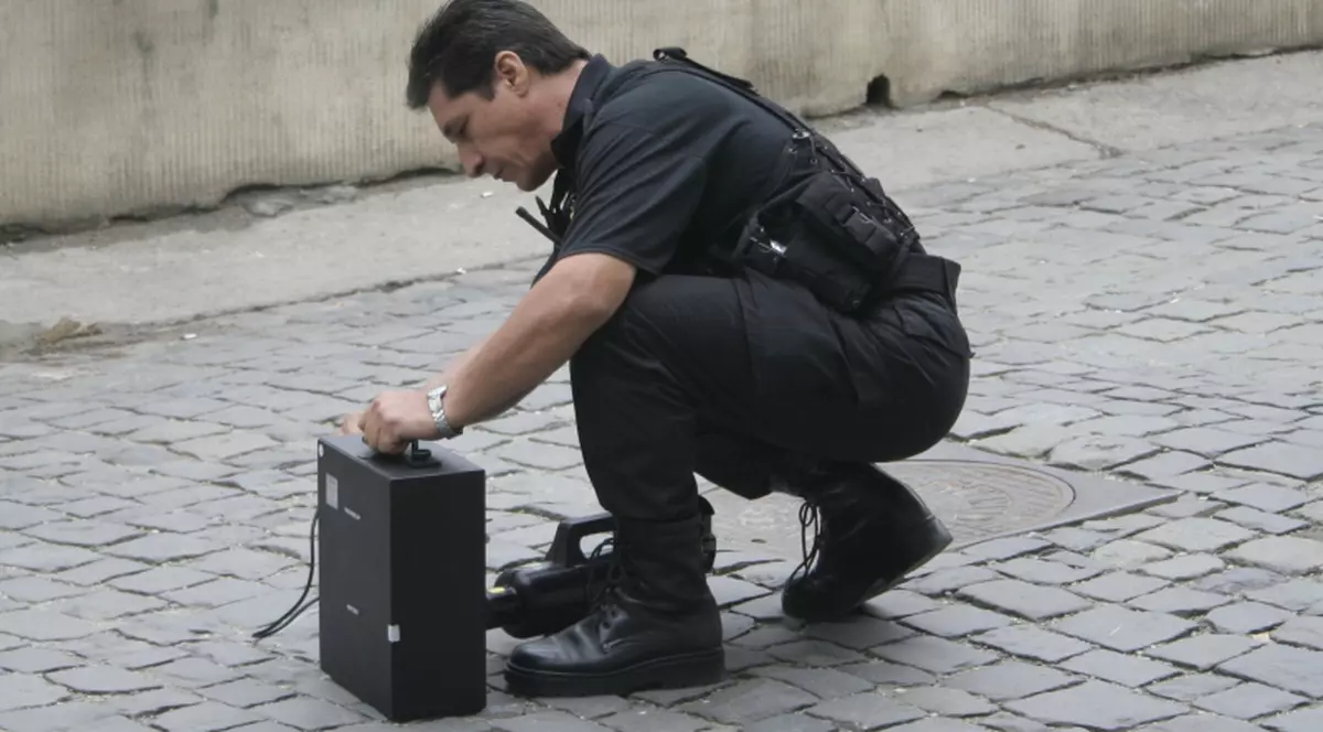 O bombă neexplodată de lângă DN1 a oprit traficul rutier şi feroviar