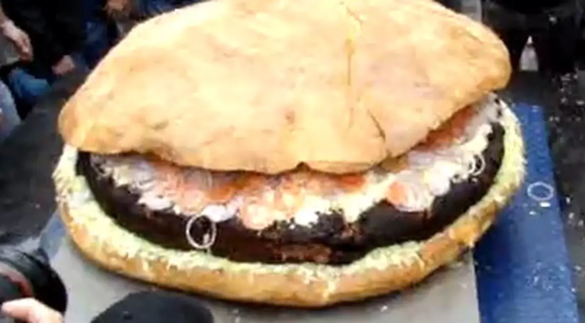 Australienii au făcut cel mai mare hamburger din lume: are 95,5 kilograme!