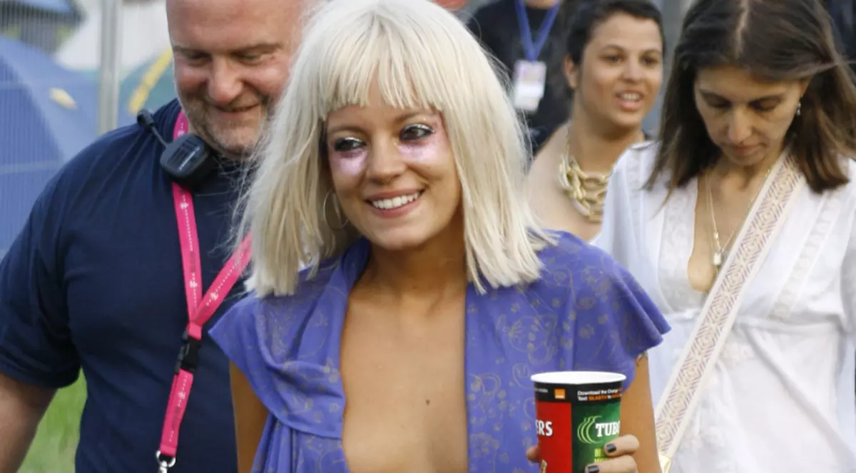 Lily Allen bea de fiecare dată înainte să cânte