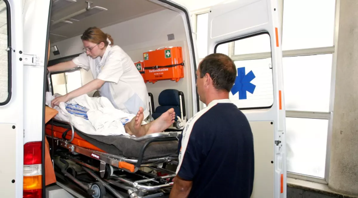 Un bătrân a ajuns în stare gravă la spital, cu viermi într-un ochi