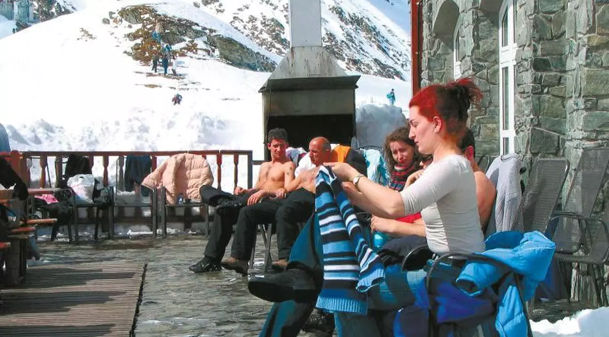 Serbările Estivale ale Zăpezii: plajă pe omăt în timp de caniculă
