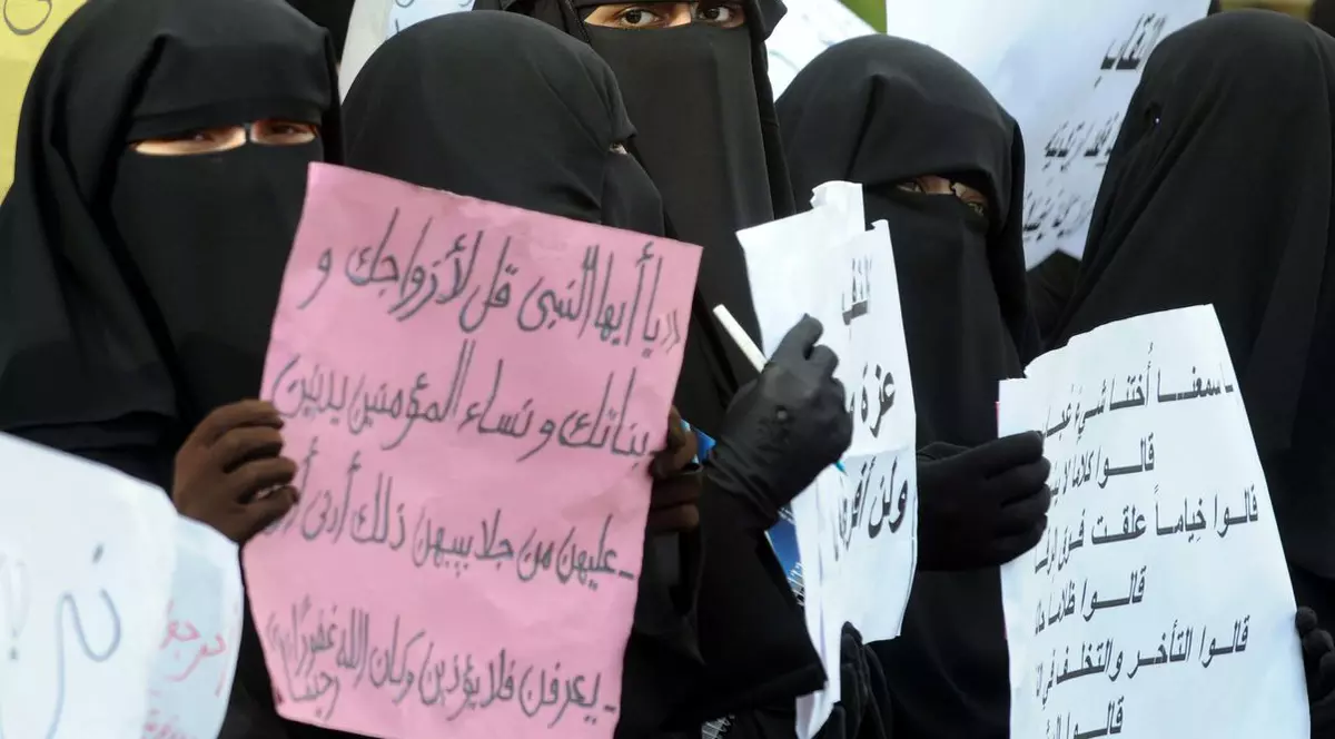 Un oraş catalan interzice portul vălului islamic integral în locuri publice