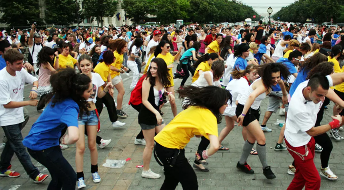 Fabulos: Alex Velea a scos 2.000 de oameni în stradă!