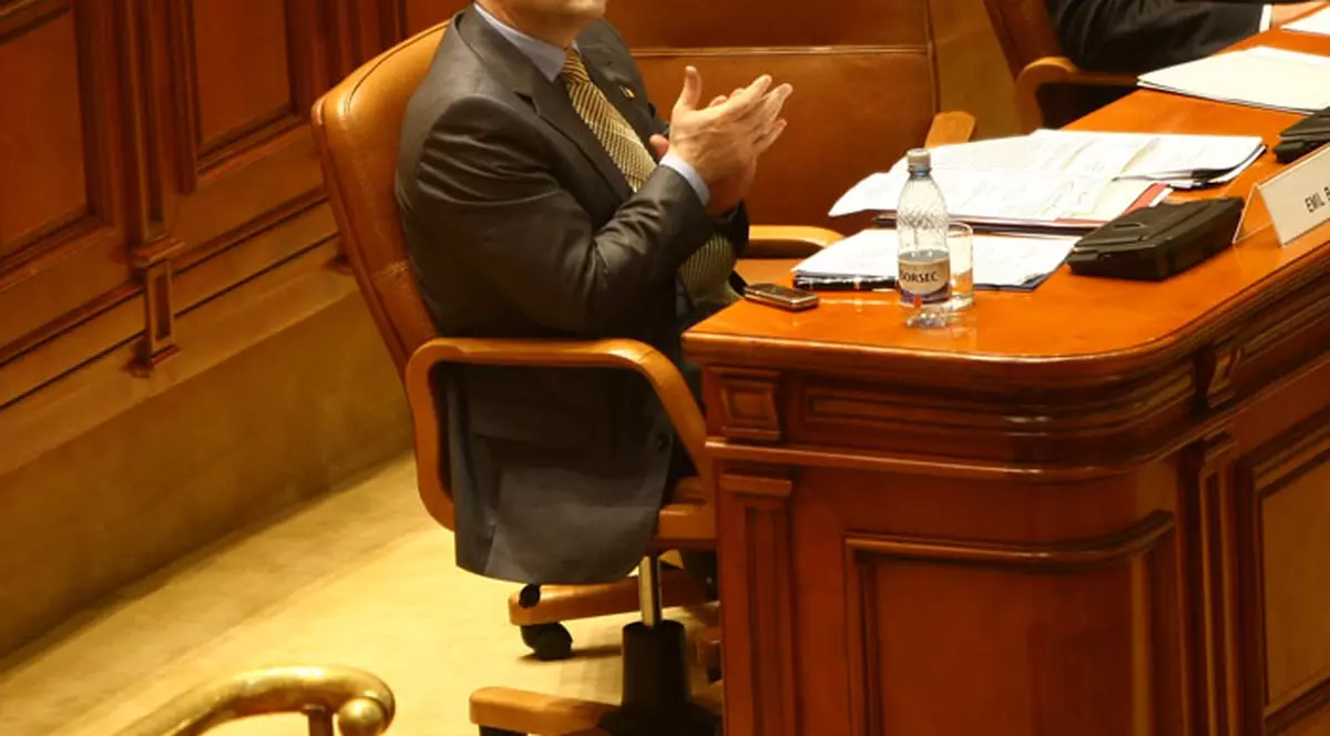 Emil Boc, huiduit de la primele cuvinte în Parlament