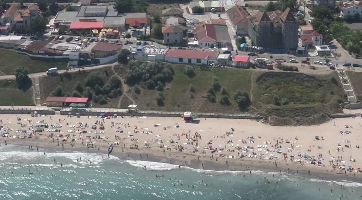 100 de metri de plajă din Eforie Sud, acoperită de o alunecare de teren