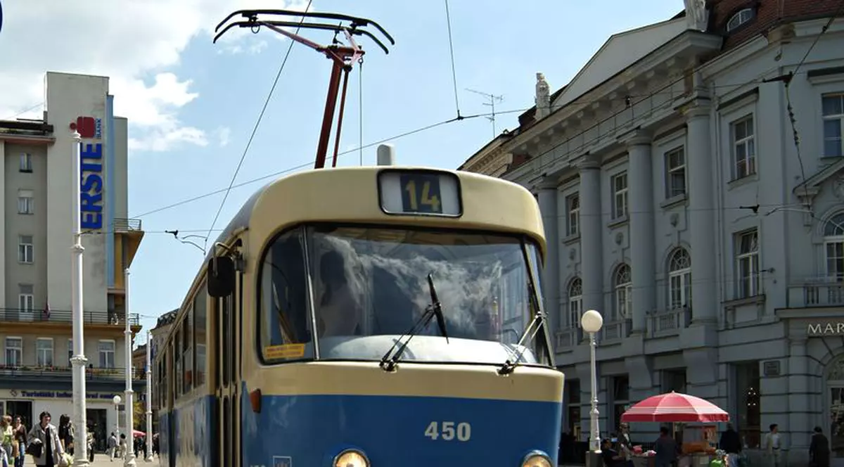Un vatman a fugit cu bicicleta după tramvaiul său, care plecase accidental