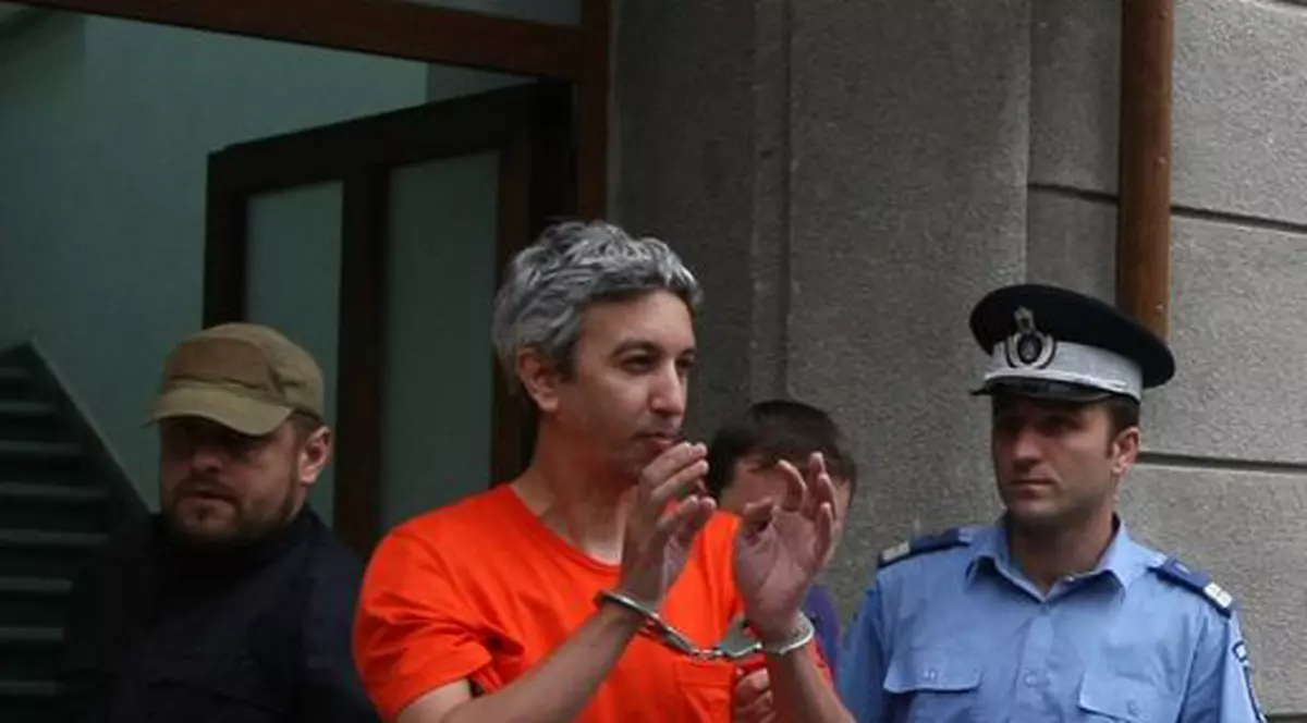 Video | Dan Diaconescu, încătuşat. Patronul OTV a fost reţinut pentru 24 de ore