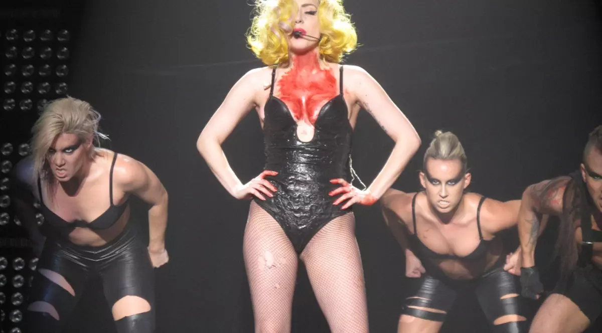 Lady Gaga vrea cadavre pe scenă