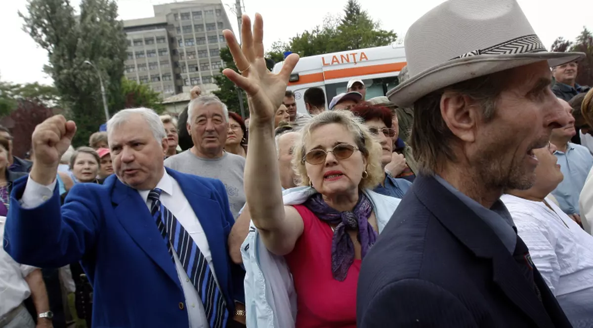 Curtea Constituţională a amânat pentru vineri decizia pe tema măsurilor de austeritate