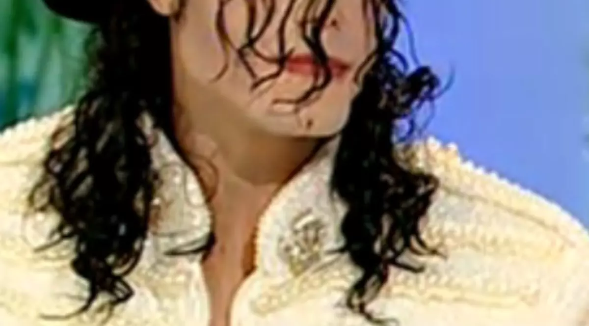 Sosia lui Michael Jackson susţine că Regele Pop şi-a operat bărbia după a lui