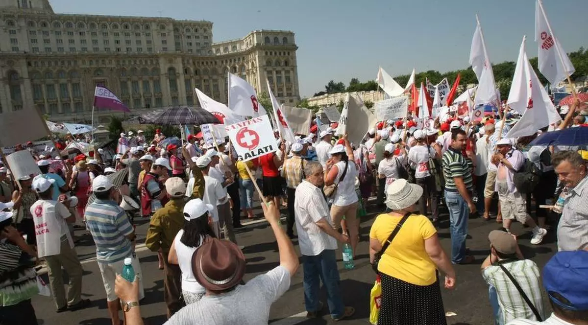 Sute de sindicalişti protestează la Cotroceni şi îi cer preşedintelui să nu promulge legile austerităţii  