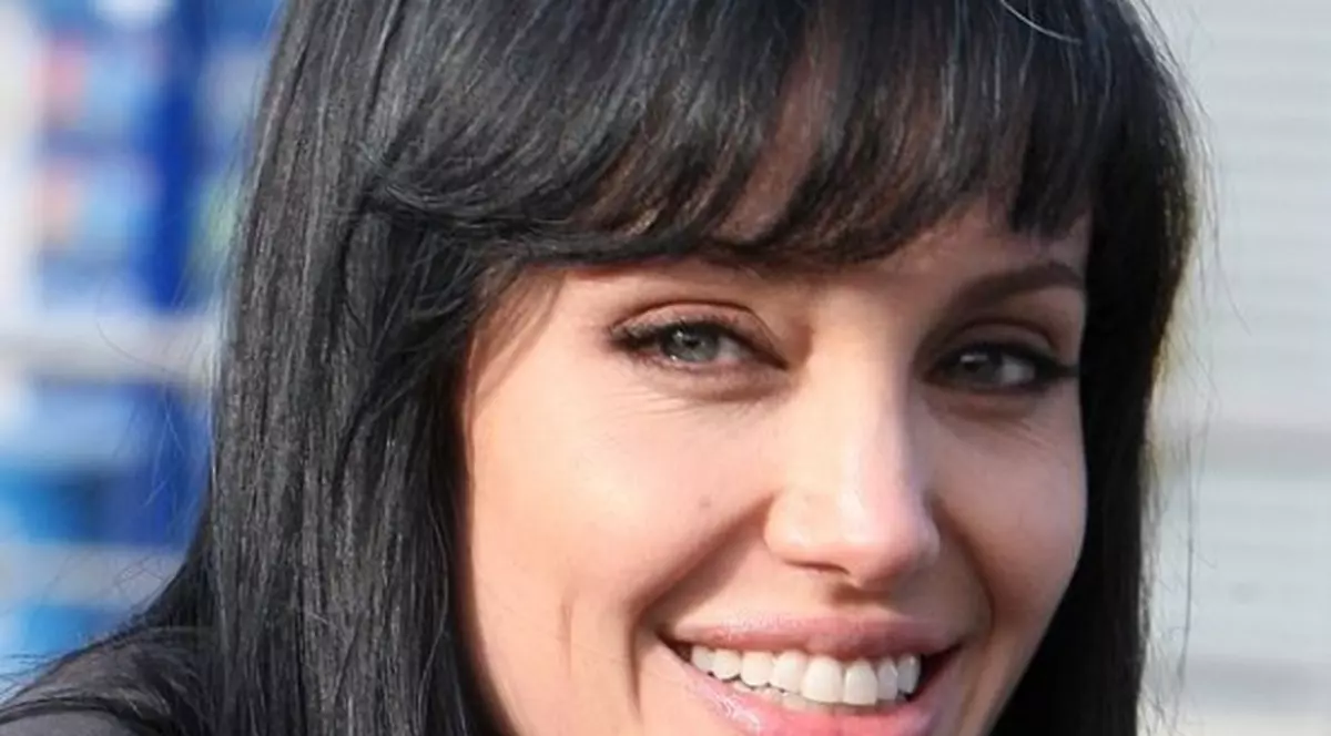 Angelina Jolie o avertizează pe Jennifer Aniston să stea departe de copiii ei