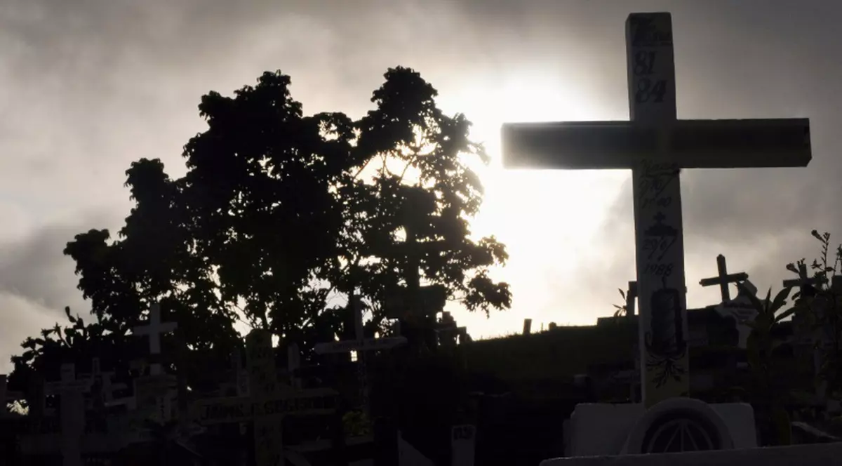 Au interzis crucile din cimitire, pentru că sunt periculoase