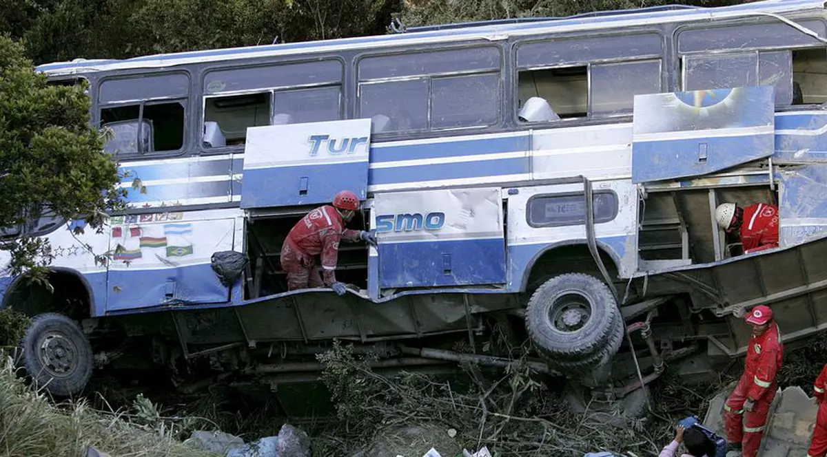 25 de persoane au murit în Bolivia, după ce un autocar a căzut de pe un pod